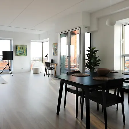 Modern Minimalist With Panoramic Views Апартаменты