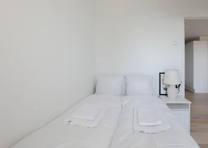 Modern Minimalist With Panoramic Views Lejlighed