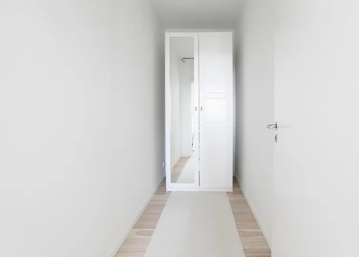 Modern Minimalist With Panoramic Views